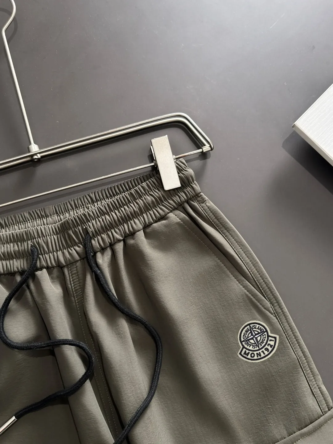 2-3 days to ship P360 Stone lsland/Stone Island Mouth Co-branded Exclusive launch of 25ss autumn and winter new high-quality trousers Compare real-life details at will The craftsmanship that ordinary small workshops cannot copy Top-level ZP development Unique imported fabric feel Purely imported German machine production Precision operation Ten thousand needle density A pair of trousers with rich details You can see the development strength A full set of new accessories can be customized simultaneously Simple yet elegant Soft, delicate and comfortable The upper body is versatile and fashionable A perfect choice for autumn and winter, a must-have item. Sizes: M to 3XL (please state your height and weight when placing an order)